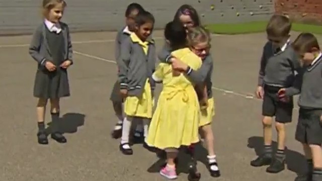 Une fillette montre sa nouvelle prothèse à ses copines