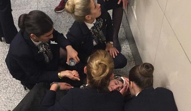 Düşen yolcunun yardımına hostesler yetişti