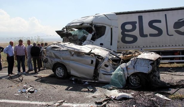 Kayseri'de minibüs ile TIR çarpıştı: 1 ölü, 1 yaralı