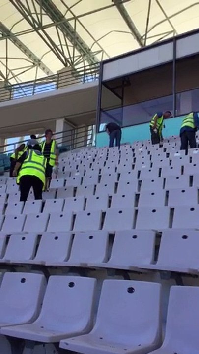 Αυτοκόλλητα στα καθίσματα του Πανθεσσαλικού