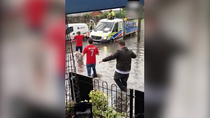 Ils apportent des bières à des ouvriers coincé par les inondations !