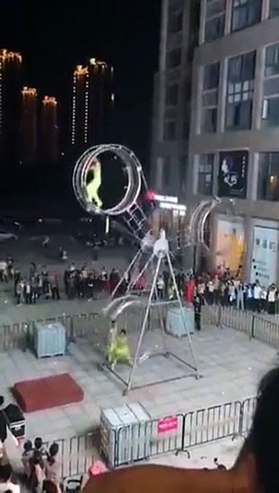 Un acrobate se rate pendant un saut sur une roue géante