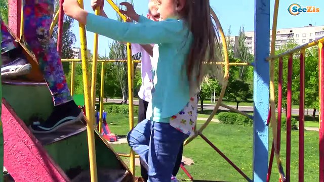 Кукла Беби Бон с Коляской на самой страшной и необычной детской площадке в городе Едем с Горки