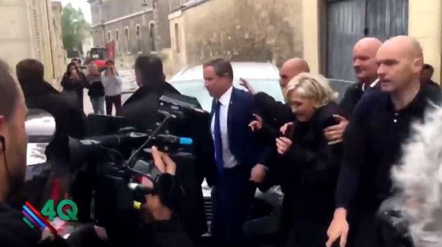 Nicolas Dupont-Aignan pris de panique lors de sa visite à la cathédrale de Reims (Vidéo)