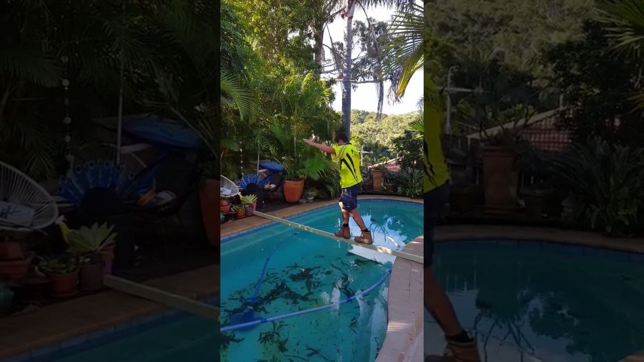 Traverser une piscine sur un tasseau en bois
