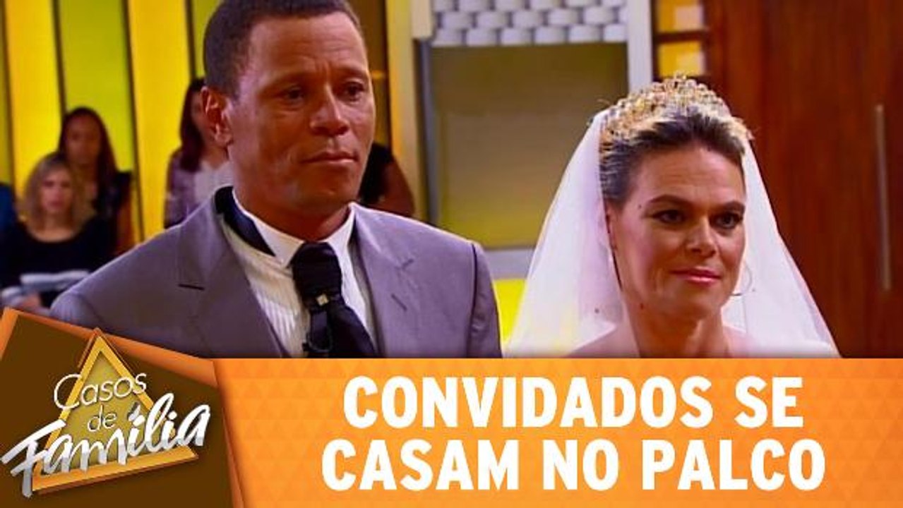 Convidados se casam no palco