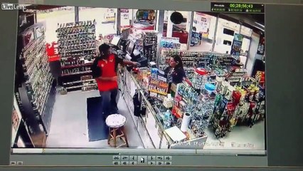 L'employé d'une station service se fait violemment poignarder par un client