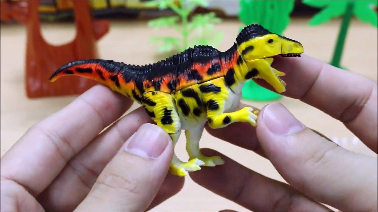 KTyrannosaurus Rex and her dinosaur eggs, there is a dinosaur in each eggs but you need t - T-Rex Hatching Dinosaur Eggs