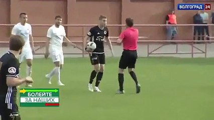 Árbitro agride jogador e depois ainda o expulsa na Europa; veja o vídeo