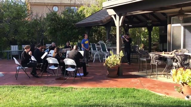 Il organise un réveil en musique pour l'anniversaire de sa femme... Incroyable