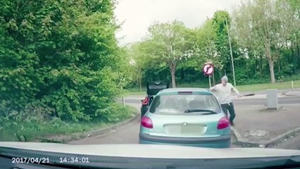 Un combattant de MMA se fait agresser par deux automobilistes