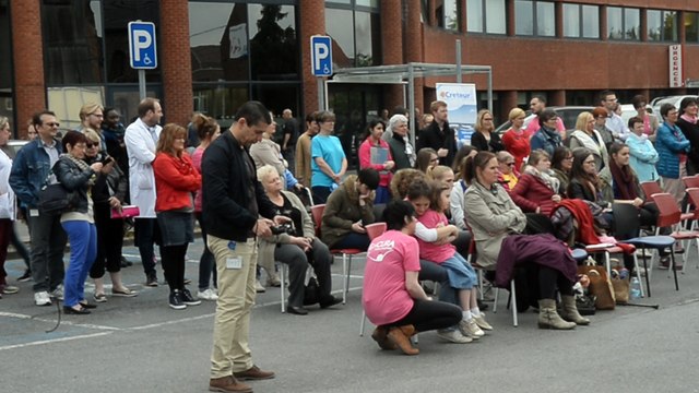On danse à Epicura Baudour entre danseurs debouts et en chaises roulantes.Vidéo Eric Ghislain