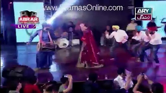 Abrar Ul Haq & Neelum Muneer Performs Aaj Bhi Billo Zinda Hai