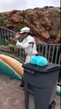 Un operatore del parco Disney sta pulendo la ringhiera, ciò che fa diverte grandi e piccoli!