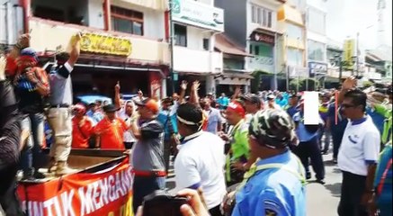 Demo di Depan Kantor Gubernur Jogja, Ratusan Taksi Lumpuhkan Malioboro