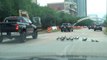 Des canards bloquent des voitures sur la route !