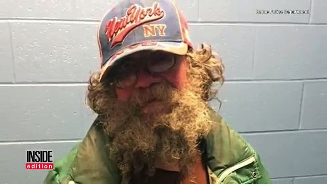 Ce sans-abri ne s'est pas lavé depuis des semaines et il a besoin d'une coupe de cheveux, des policiers lui font un nou