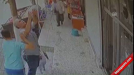 Balkondan düşen çocuğu havada yakaladılar