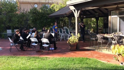 Ce rappeur a engagé un orchestre pour réveiller sa femme le jour de son anniversaire!