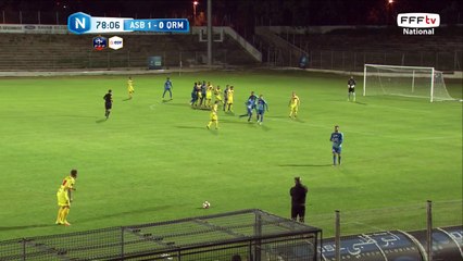 Coup franc lointain que Novaes boxe du poing droit