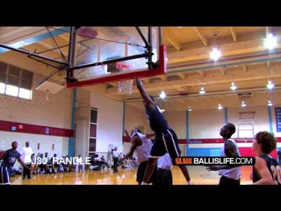 Julius Randle Rises Up And Power Dunks On A Defender!