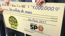 João Doria entrega cheque de 1 milhão de reais para o primeiro ganhador da Nota do Milhão