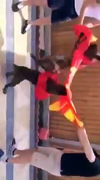 Qentë e veshur me flamuj kombëtarë shqiptarë shqyejnë flamurin maqedonas