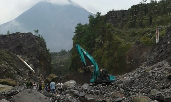 3 Orang Tewas Tertimbun Tebing Pasir yang Longsor