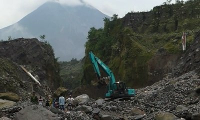 Télécharger la video: 3 Orang Tewas Tertimbun Tebing Pasir yang Longsor