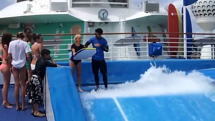 Elle perd son maillot de bain dans une vague artificielle