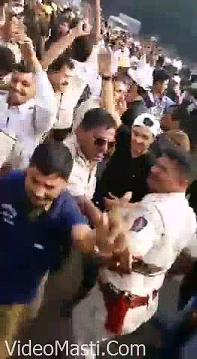 Police Officers Doing Full Of Fun On The Road(wapking.fm)
