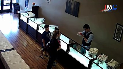 Wanita Amerika Ini Menangis Terharu Tidak Menyangka Bertemu Pemuda Muslim Yang Sangat Dermawan