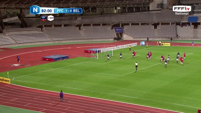 La reprise de la tête est captée par le gardien de Paris FC.