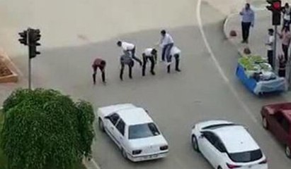 Yolun karşısına birdir bir oynayarak geçtiler