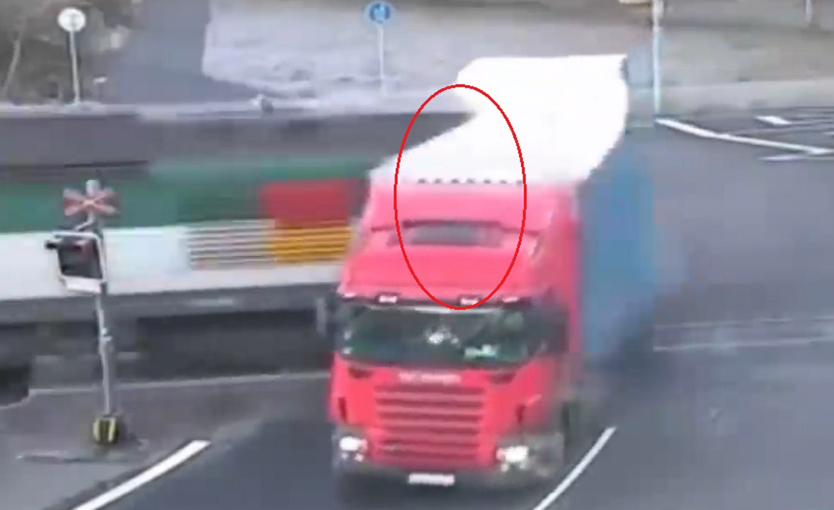 Unbelievable Truck Accidents caught on camera || Truck Accidents Compilation