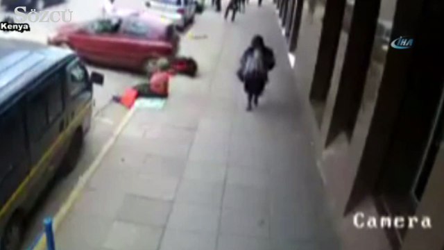 Sürücü kaldırım kenarındaki yayayı böyle ezdi