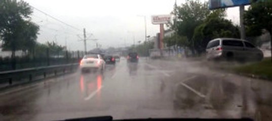 Yağmurda Kontrolden Çıkan Minibüs Direğe Böyle Çarptı