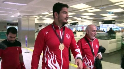 Avrupa Şampiyonu Milli Güreşçiler Yurda Döndü