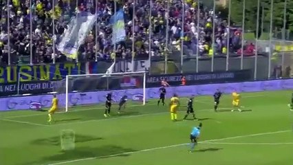 Mirko Pigliacelli, gardien du Trapani Calcio en Serie B, traverse le terrain