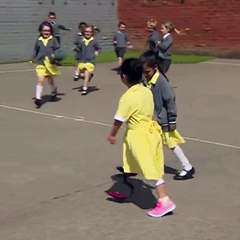 Menina mostra nova prótese de perna aos amigos na escola e a reação é LINDA