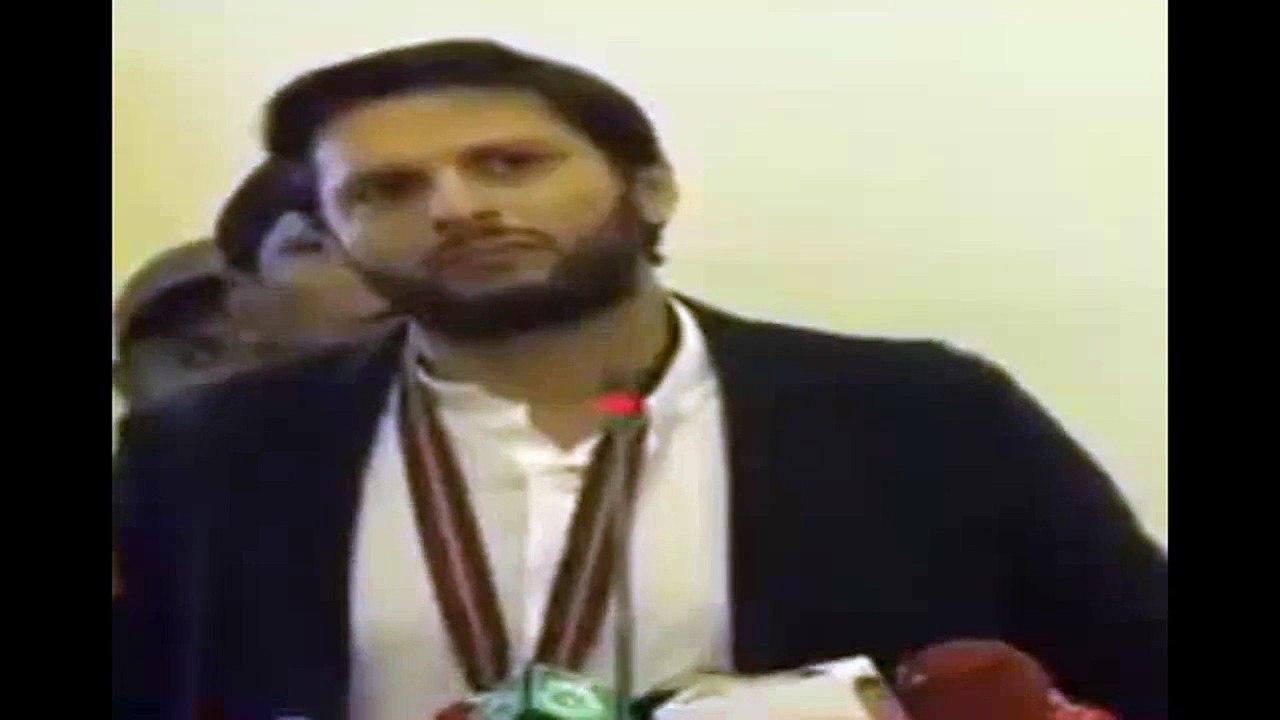 Who is Better Captain Imran Khan or Misbah  Check out Shahid Afridi's Reply(1)