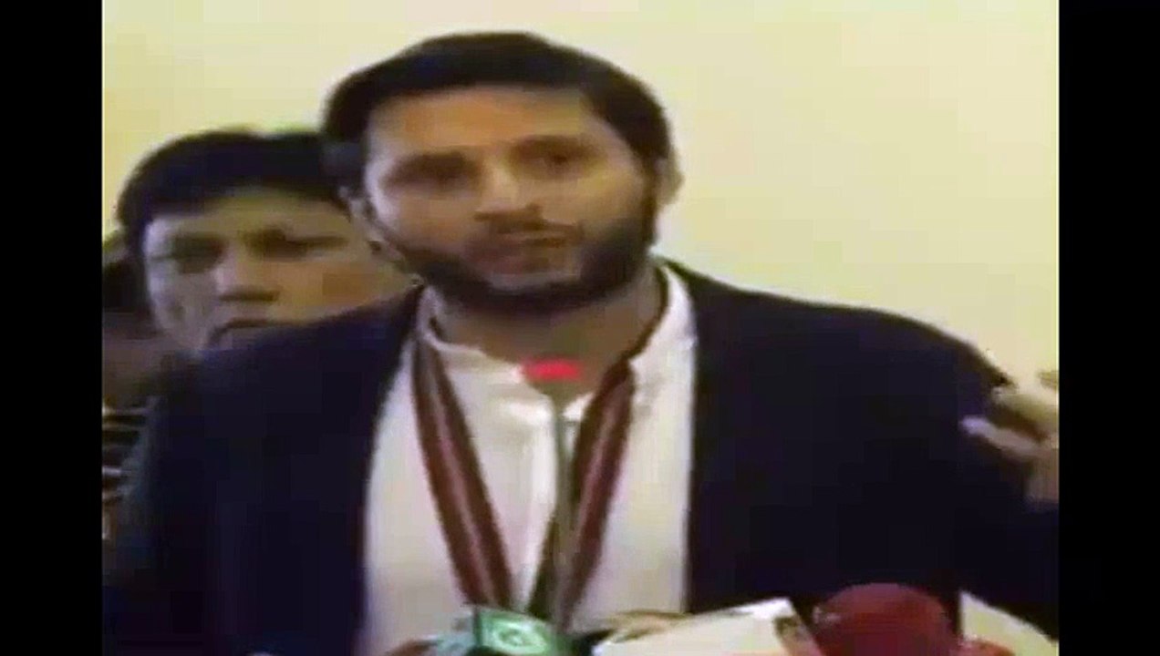 Who is Better Captain Imran Khan or Misbah Check out Shahid Afridi's Reply