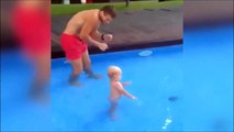 Adorable, ce papa apprend à nager à son bébé