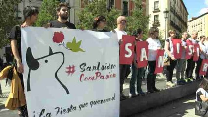 Activistas reivindican unas fiestas de San Isdiro con "ComPasión" y sin tauromaquia