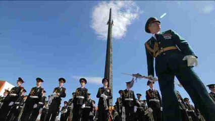 Cadetes desfilan en la colina Poklónnaya de Moscú previo al Día de la Victoria