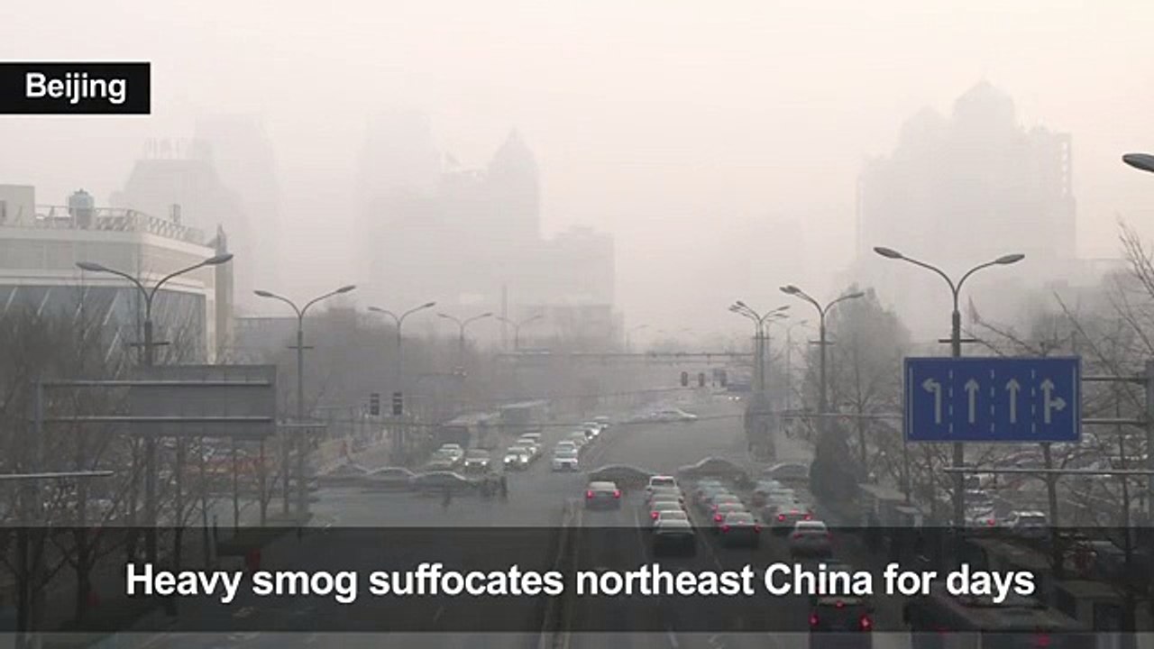 China chokes under heavy smog