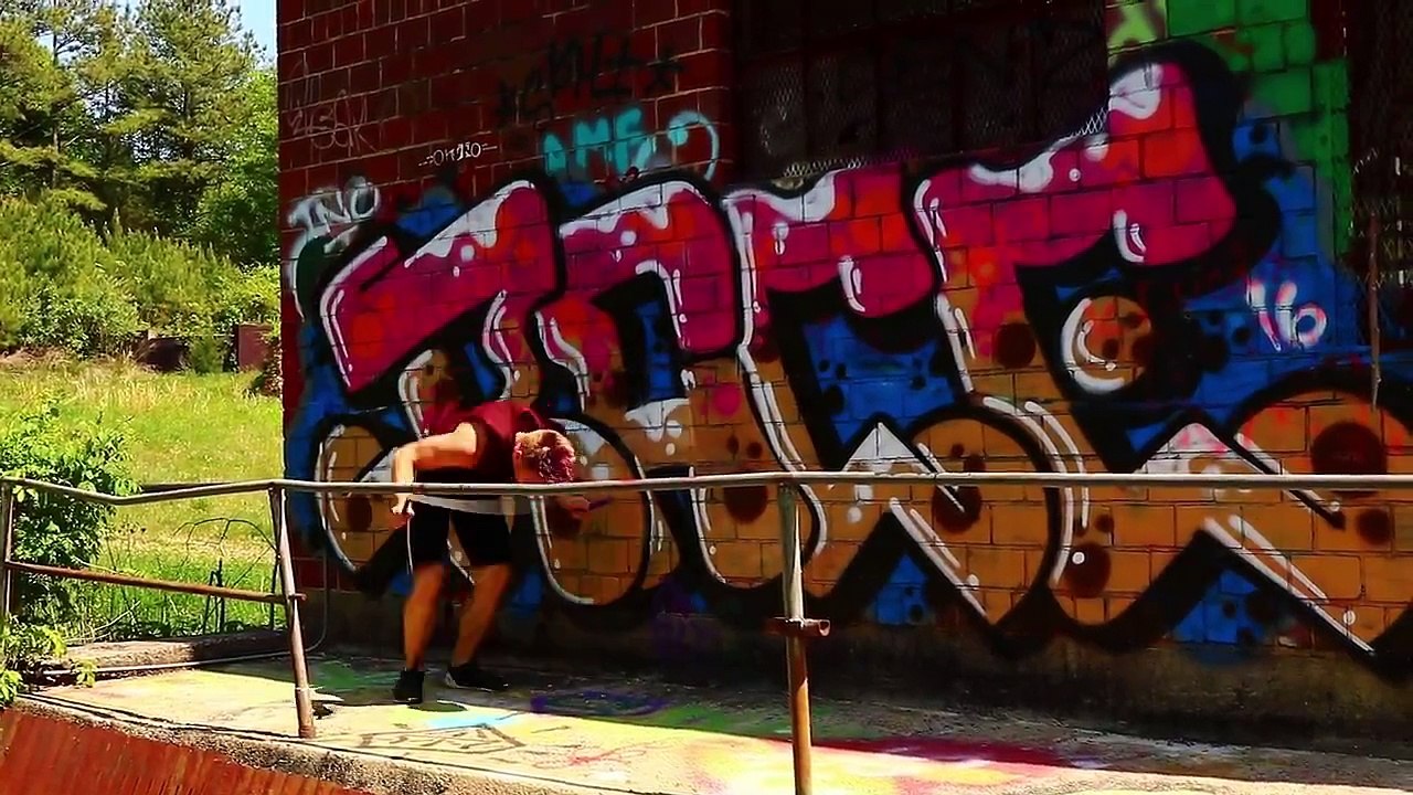 Cet homme met en évidence ses compétences de corde à sauter avec des mouvements de type ninja