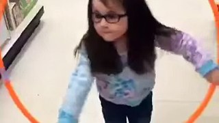 Video Viral - Niña falla jugando con un hula hula