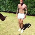 Dani Alves ouvre une bière avec ses pieds !