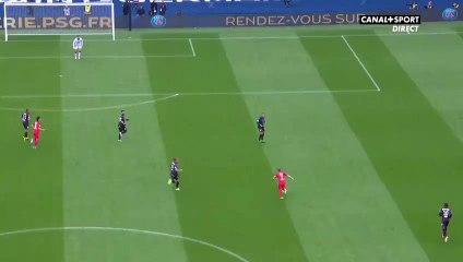 Le boulet de canon de Lucas qui atterrit sur la barre !